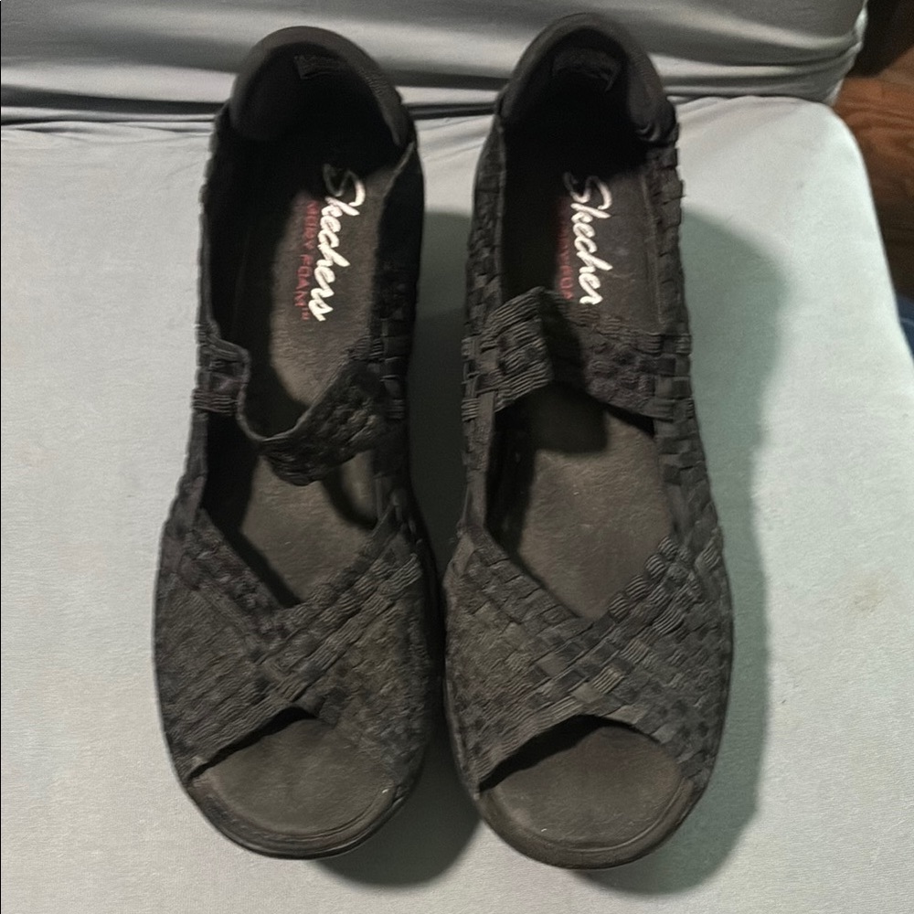 🎉SALE🎉$14 or 3 for $30🎉Skechers Black Casual Sandals with Woven Design